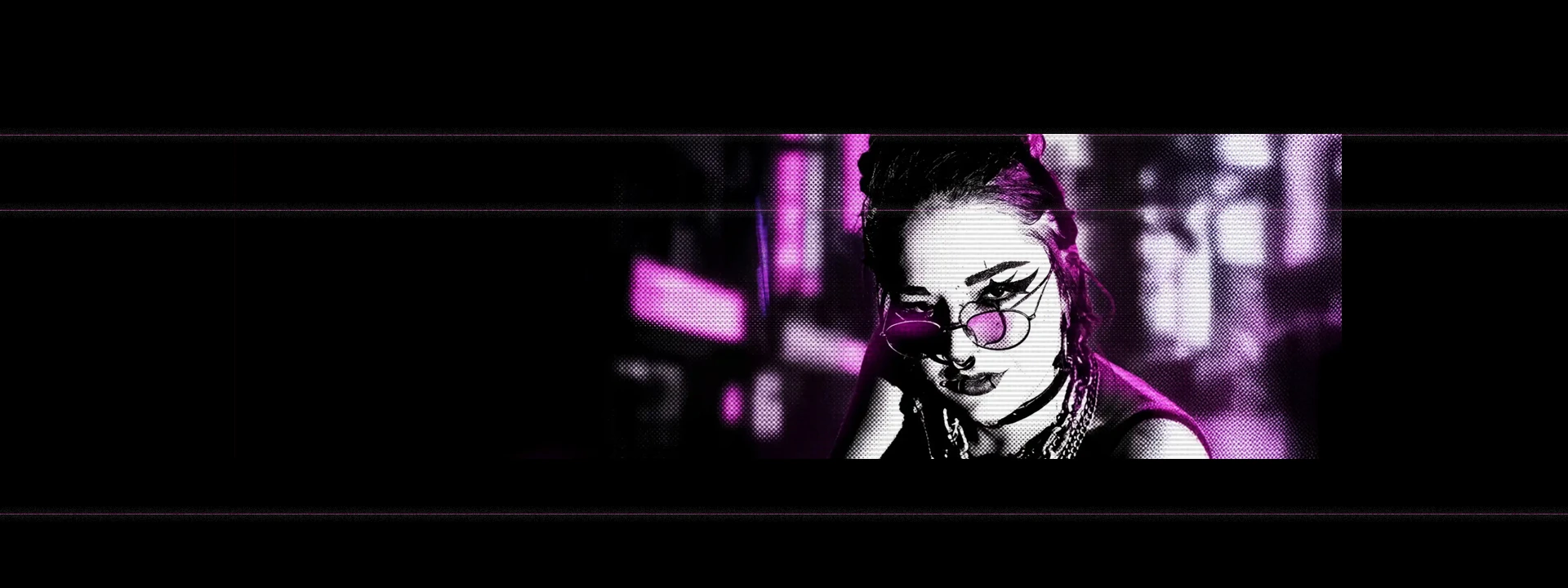 Stilisiertes Schwarz-Weiß-Porträt von Zarina mit pinken Akzenten, Brille und zurückgebundenem Haar, Blick seitlich in Richtung Kamera.