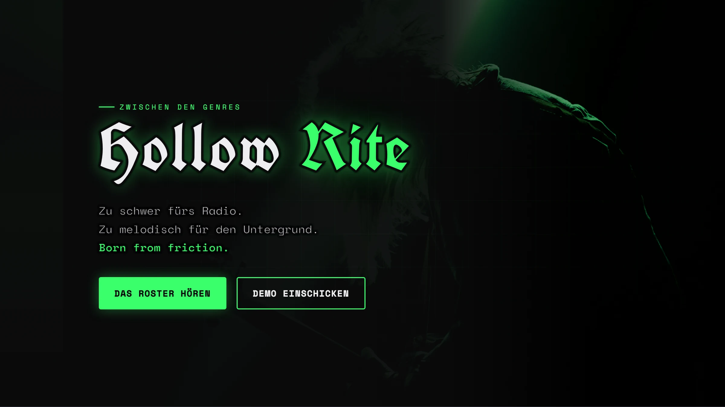 Startseite von Hollow Rite Records: Blackletter-Schriftzug über einem grün beleuchteten Bühnenfoto.