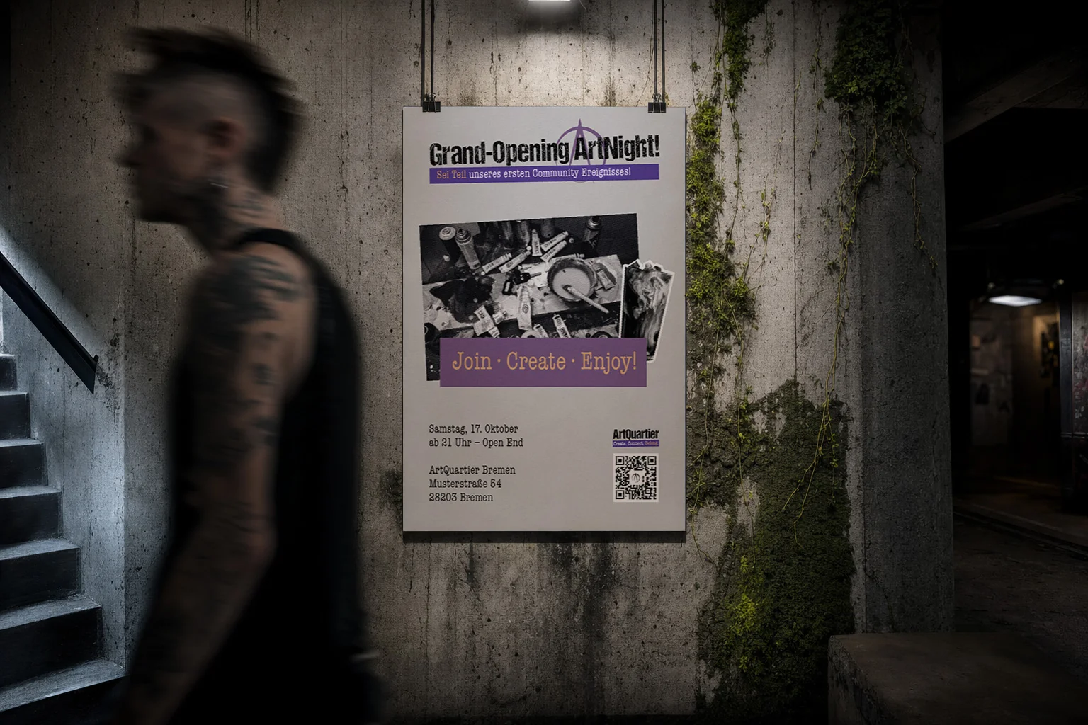Plakat „Grand-Opening ArtNight!“ an einer rohen Betonwand in einem düsteren Treppenhaus, davor geht verschwommen ein tätowierter Mann vorbei.